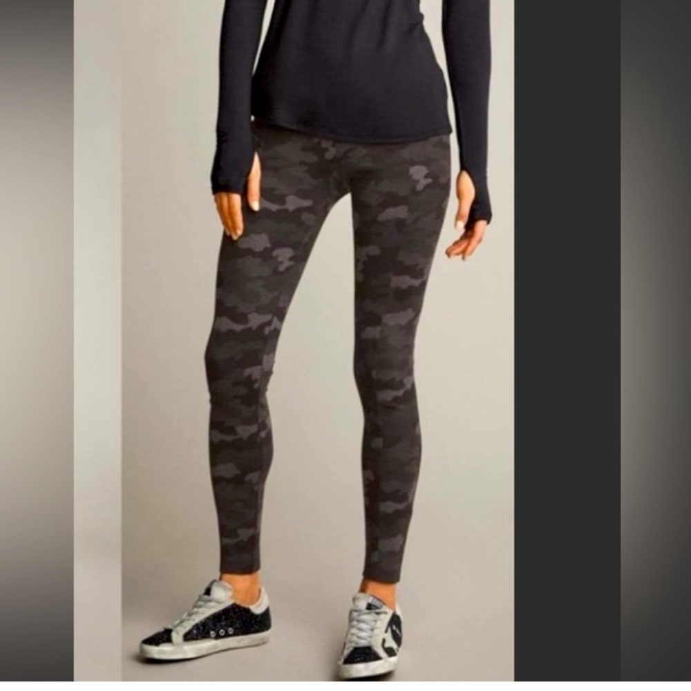 CAbi Black and Gray Leggings Pants. Size Large. Style #3931